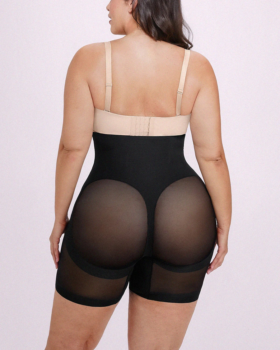 Shorts preto de costas com recorte em T