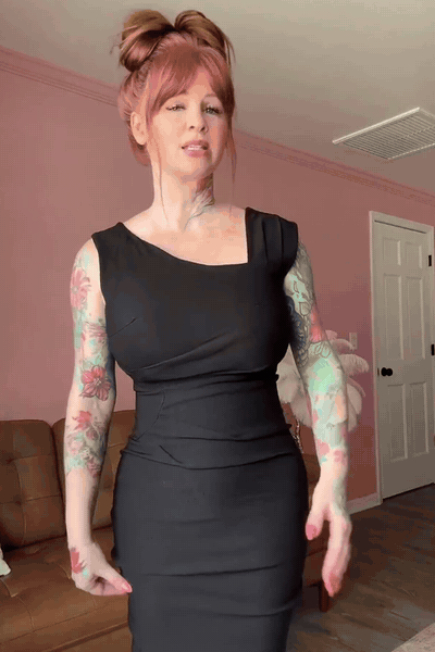 A mesma mulher com vestido preto justo por cima do shorts, sem marcas